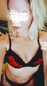 SLADKÁ ŽHAVÁ SEXY JANNI